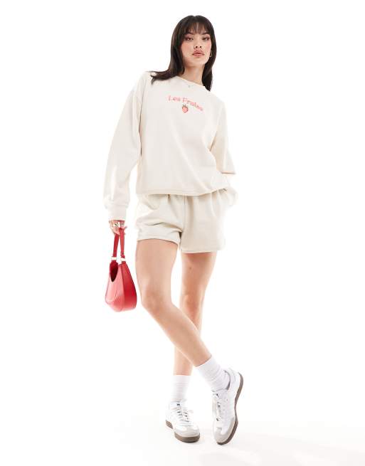 Sudadera color leche de coco con bordado delantero "Les Fraise" de Cotton On, 3 de 4