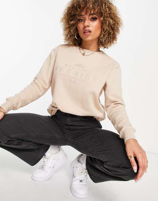Sudadera color piedra con texto bordado Lola de Threadbare