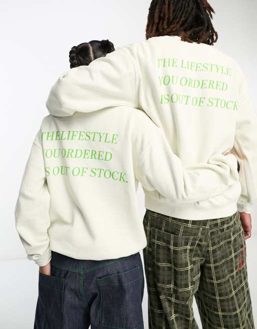 Sudadera color piedra con texto estampado 