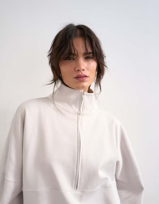 Sudadera color piedra de manga larga con cuello alzado y cremallera de tejido entrelazado de Topshop