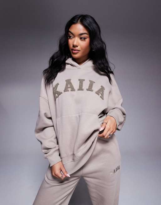Sudadera color topo claro con capucha y logo texturizado de Kaiia (parte de un conjunto)