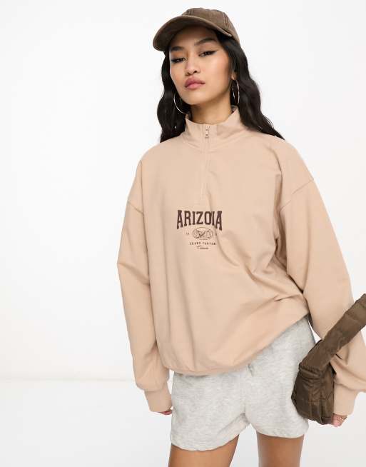 Sudadera color topo con estampado gráfico 