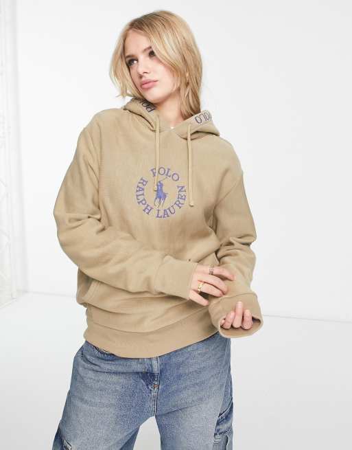 Sudadera color tostado con capucha, logo circular en el pecho y cinta del logo exclusiva de la colaboración de Polo Ralph Lauren x ASOS