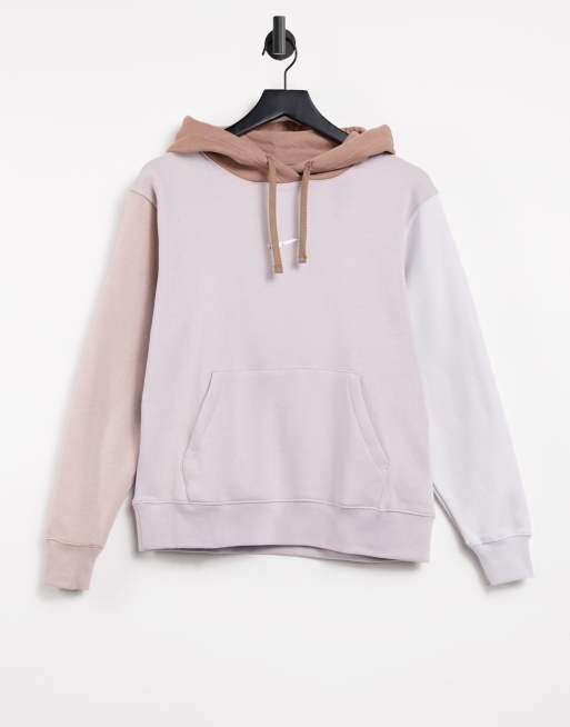 Sudadera con capucha, diseño color block en tonos neutros y logo metalizado de Nike