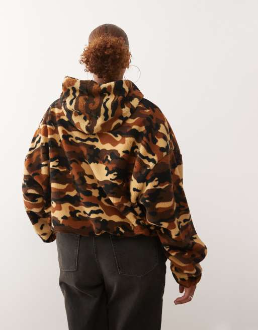 Sudadera con capucha y estampado de camuflaje de borreguito de COLLUSION Plus, 3 de 4