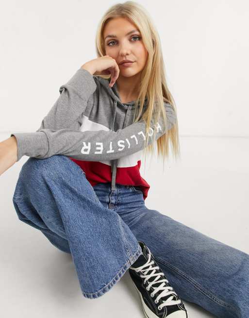 Sudadera con capucha y logo en la parte delantera de Hollister