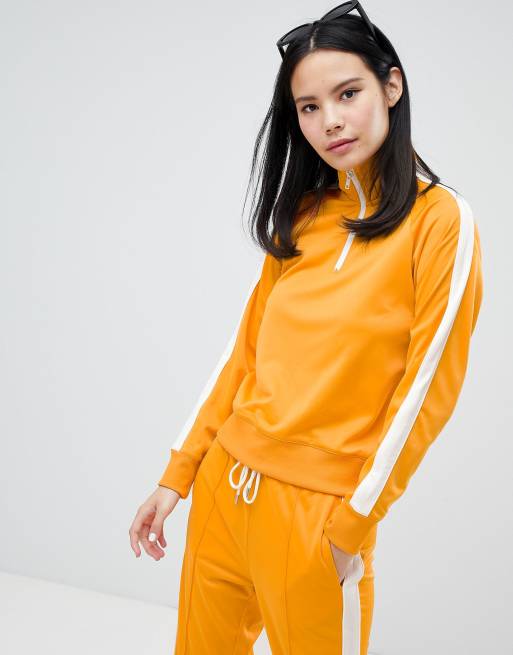 Chándal en mostaza con sudadera con cremallera y pantalones con rayas en el lateral de Monki, 2 de 3