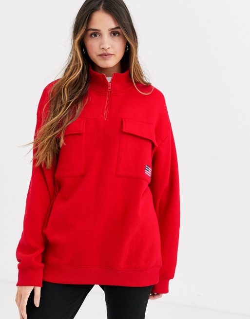 Sudadera con media cremallera, bolsillos utilitarios y bordado de bandera de Daisy Street