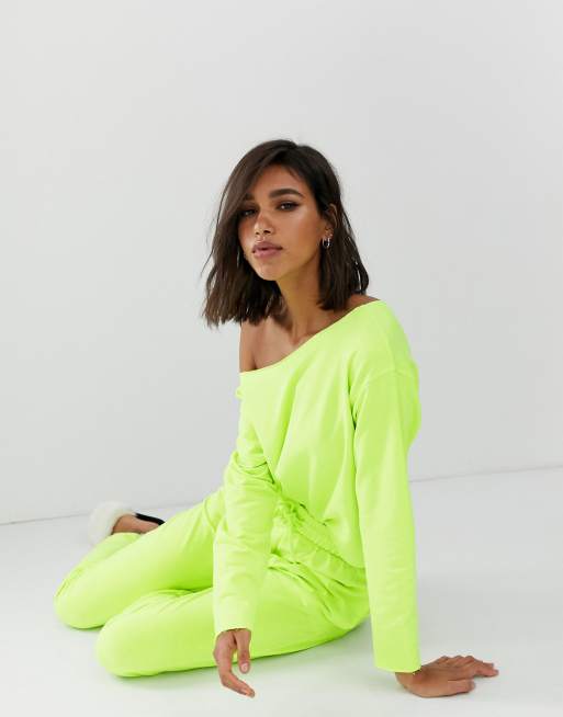 Conjunto confort con joggers y sudadera con borde sin rematar en color flúor de ASOS DESIGN, 2 de 3