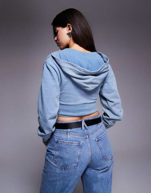 Sudadera corta azul claro lavado con capucha y detalle estilo corsé de algodón de Good American, 2 de 4