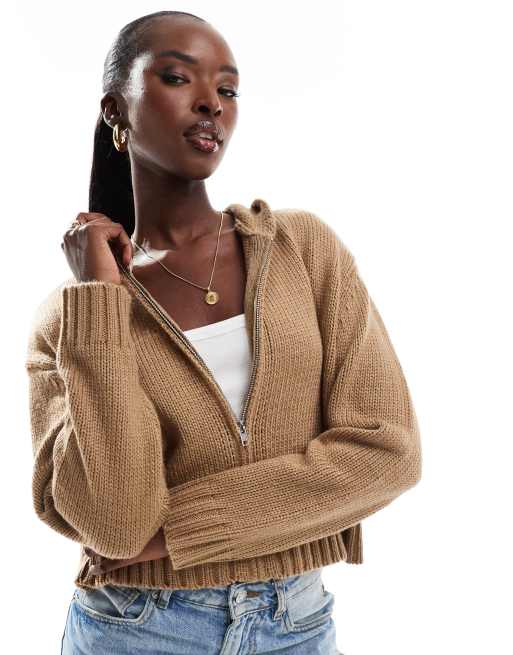 Sudadera corta color camel con capucha y cremallera de punto de Aria Cove