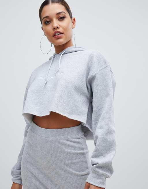 Sudadera corta con capucha en gris de PrettyLittleThing