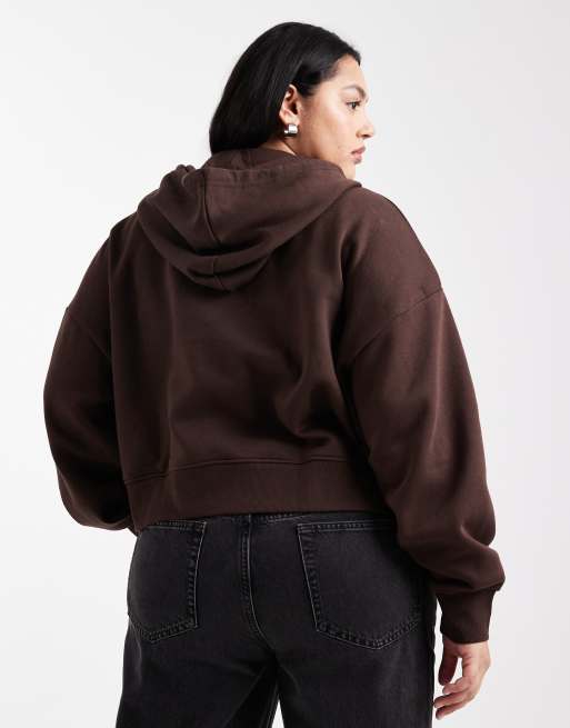 Sudadera corta marrón chocolate con capucha y cremallera con interior afelpado de ASOS DESIGN Curve, 4 de 4