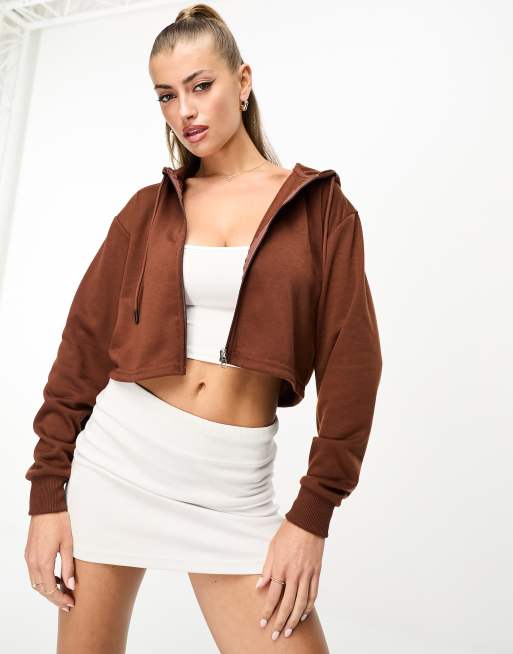 Sudadera corta marrón chocolate con capucha y cremallera de Night Addict (parte de un conjunto)
