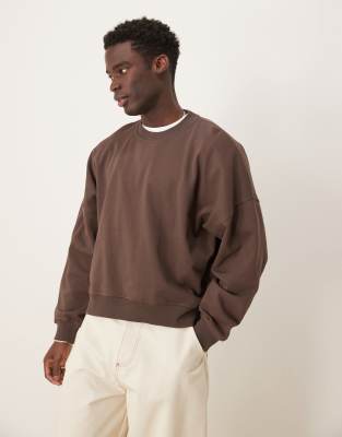Sudadera corta marrón extragrande con hombros caídos y abertura en el bajo de ASOS DESIGN - view 1