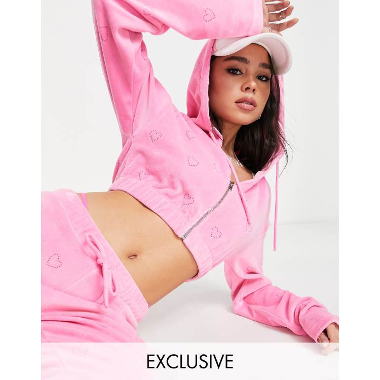 Sudadera corta rosa con capucha y corazones de strass de ASYOU