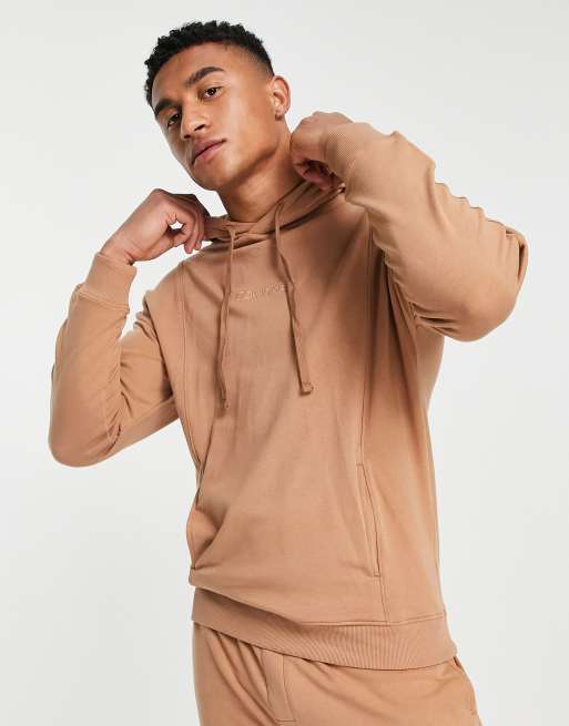 Sudadera de estar por casa color camel con capucha y logo a tono de Calvin Klein (parte de un conjunto) 