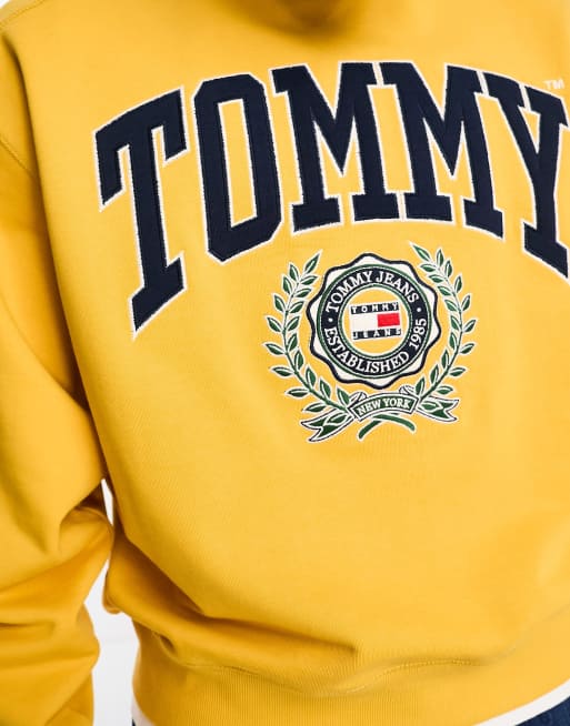 Sudadera dorada de corte cuadrado y cuello redondo con gráfico de Tommy Jeans, 3 de 4
