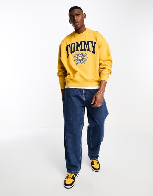 Sudadera dorada de corte cuadrado y cuello redondo con gráfico de Tommy Jeans, 4 de 4