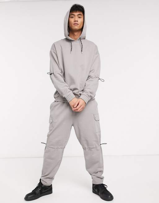 Conjunto gris con detalle en las mangas y bolsillo cargo de ASOS DESIGN, 2 de 3