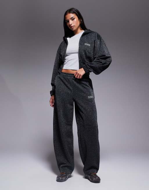 Sudadera gris carbón con capucha, cremallera e hilos metalizados de Weekend Collective (parte de un conjunto), 3 de 4