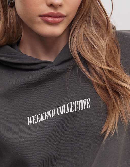 Sudadera gris carbón lavado con capucha y estampado apilado en la espalda Icon de Weekend Collective, 4 de 4