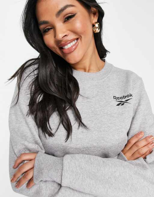 Sudadera gris claro con logo pequeño de Reebok