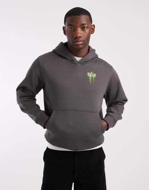 Sudadera gris con capucha y estampado efecto aerografiado en la espalda de Alpha Industries, 3 de 5