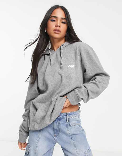 Sudadera gris con capucha y logo en la parte izquierda del pecho