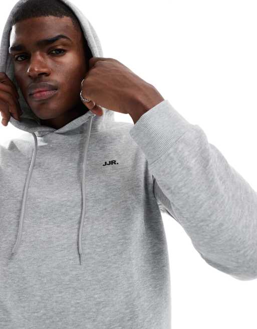 Sudadera gris con capucha y logo pequeño en el pecho de JJ Rebel, 2 de 4