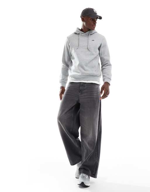 Sudadera gris con capucha y logo pequeño en el pecho de JJ Rebel, 4 de 4