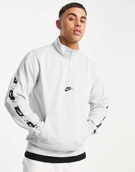 galería paño loco Sudadera gris con cremallera corta y cinta del logo de punto de poliéster  Repeat de Nike | ASOS