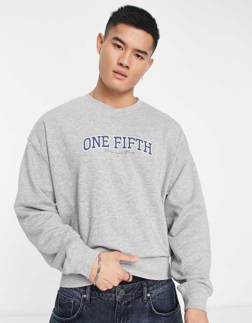 Sudadera gris con cuello de pico y diseño universitario de New Look