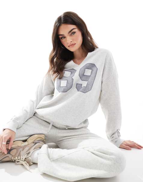 Sudadera gris con cuello redondo y diseño universitario de Hollister (parte de un conjunto) - view 1