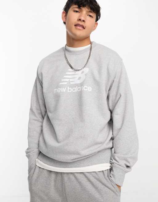 Sudadera gris con cuello redondo y logo apilado de felpa de New Balance Essentials