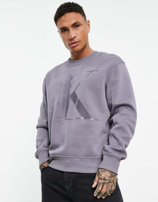 Sudadera gris con logo grande con diseño dividido de Calvin Klein Jeans, 2 de 4
