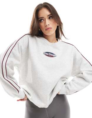 Sudadera gris con panel en contraste y detalle de logo multicolor de Hollister (parte de un conjunto) - view 1