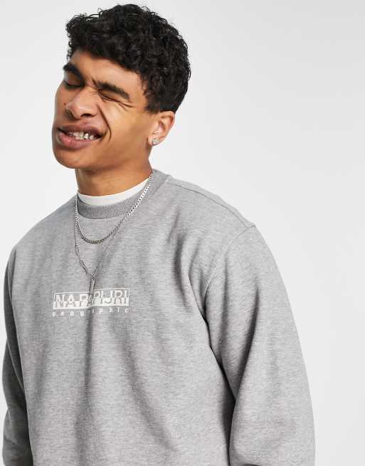 Sudadera gris con recuadro del logo de Napapijri