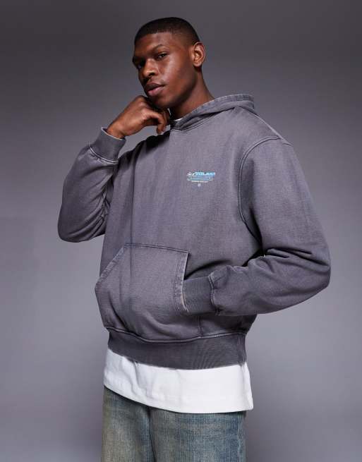 Sudadera gris de corte cuadrado con capucha, lavado ácido y detalle estampado de ASOS DESIGN, 2 de 4