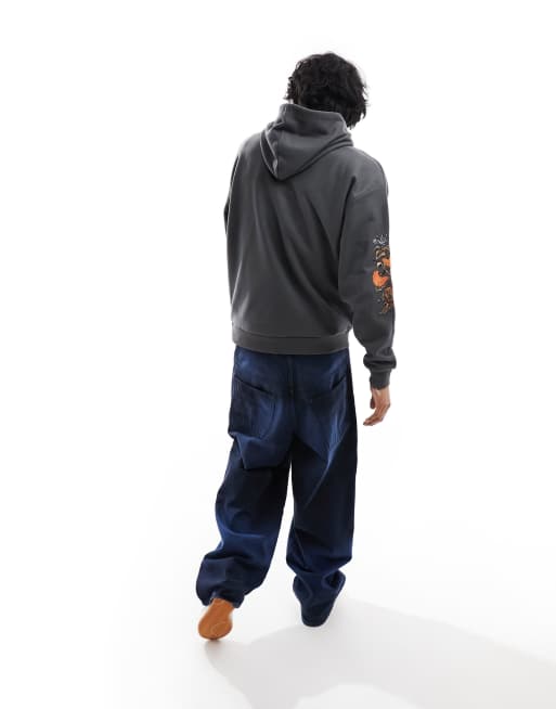 Sudadera gris extragrande con capucha y mangas bordadas de felpa de ASOS DESIGN, 3 de 4