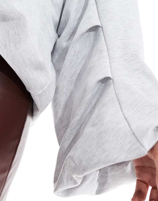 Sudadera gris hielo jaspeado escotada con cuello de pico y bajo abullonado de ASOS DESIGN, 2 de 4