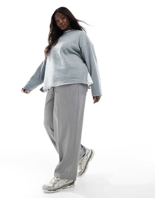 Sudadera gris jaspeado con estampado gráfico en relieve "Berlin" de borreguito de ASOS DESIGN Curve, 2 de 4