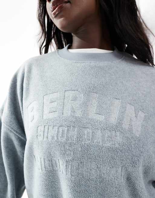 Sudadera gris jaspeado con estampado gráfico en relieve "Berlin" de borreguito de ASOS DESIGN Curve, 4 de 4