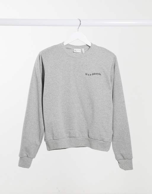 Sudadera gris jaspeado con hombreras y logo de ASOS DESIGN ASOS