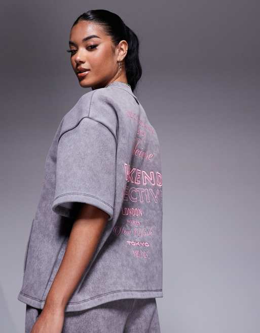 Sudadera gris lavado de manga corta con detalle de etiqueta rosa de Weekend Collective (parte de un conjunto)