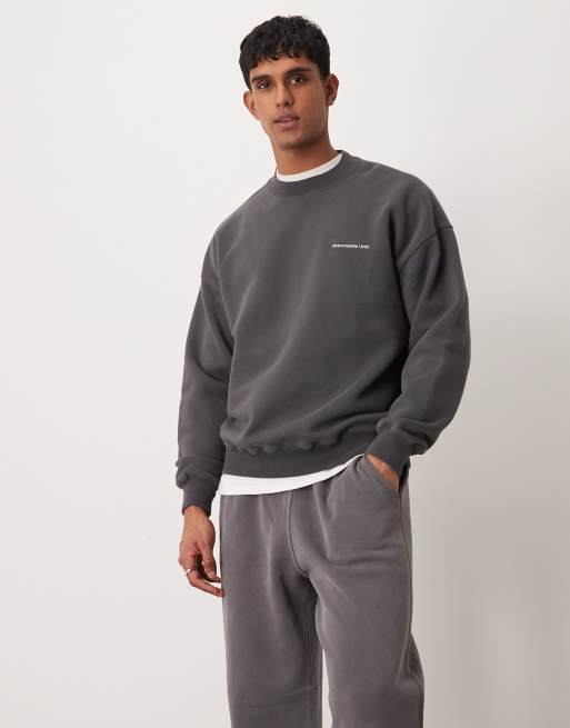 Sudadera gris oscuro con cuello redondo y logo Timeless de Abercrombie & Fitch