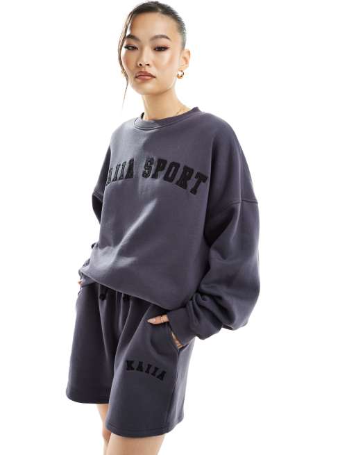 Sudadera gris oscuro con logo de Kaiia (parte de un conjunto)