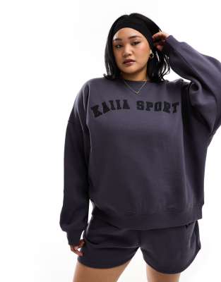 Sudadera gris oscuro con logo de Kaiia Plus (parte de un conjunto)