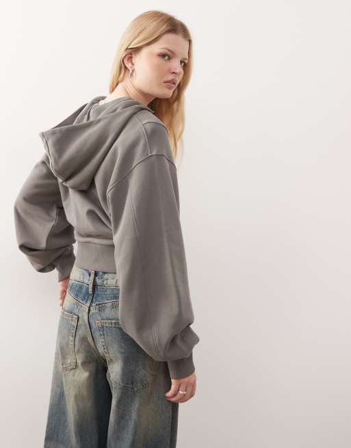 Sudadera gris oscuro estructurada con capucha y cremallera asimétrica exclusiva en ASOS de Weekday, 2 de 4
