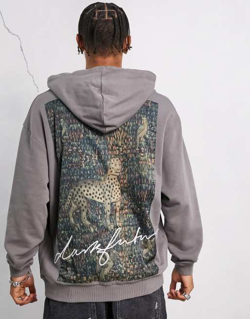 Sudadera gris oscuro extragrande con capucha, logos y estampado gráfico de tapiz en la espalda de ASOS Dark Future